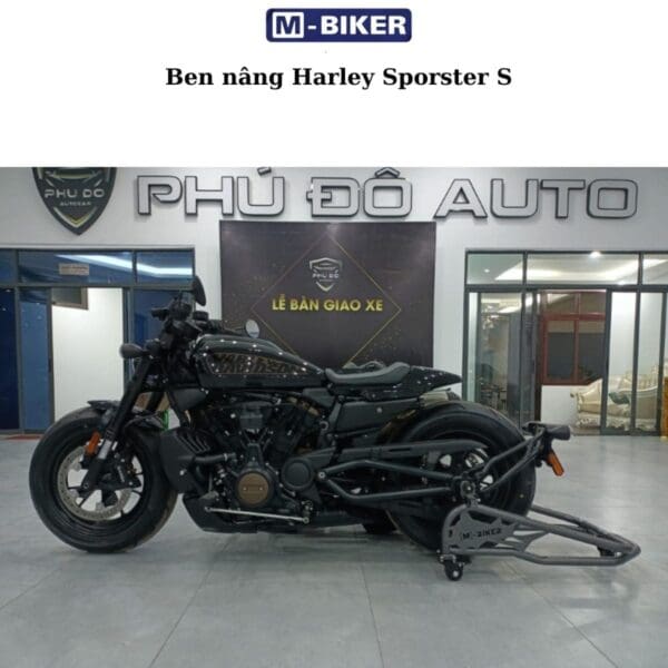 Ben nâng Harley Sportster S