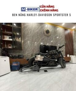 ben nâng Harley Davidson Sportster S