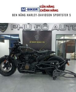 ben nâng Harley Davidson Sportster S