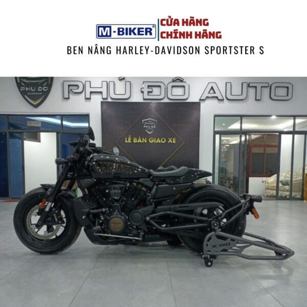 ben nâng Harley Davidson Sportster S