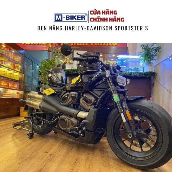 ben nâng Harley Davidson Sportster S