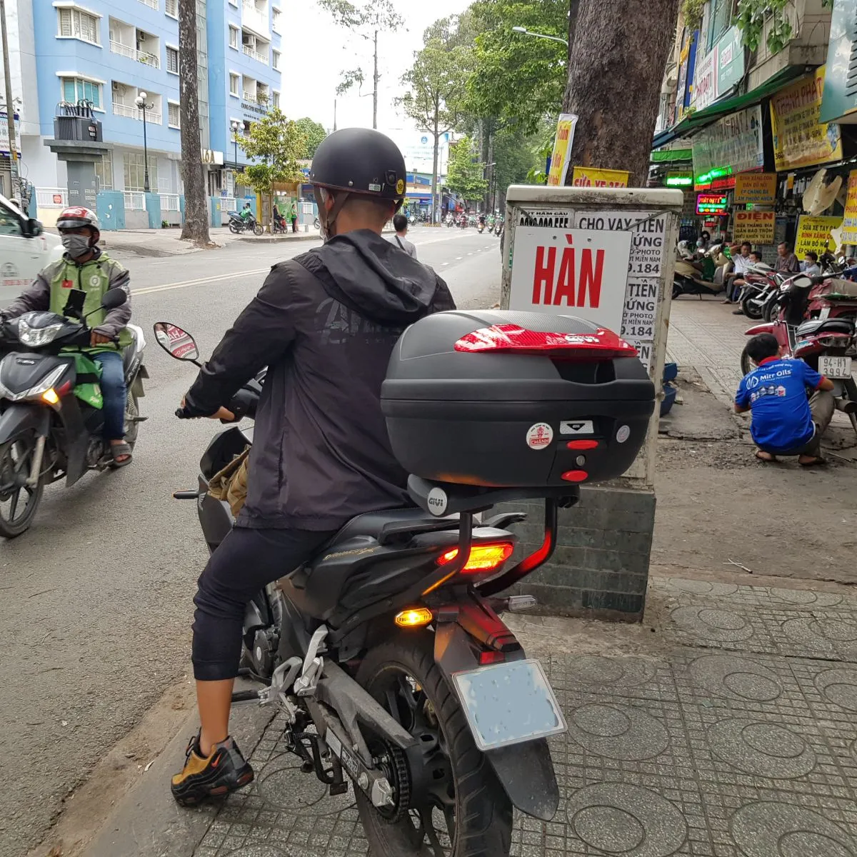 alt: Hình ảnh tổng thể của thùng Givi E340N và baga Givi HRV đã được lắp đặt hoàn chỉnh trên chiếc xe Honda Winner 150, thể hiện sự kết hợp hoàn hảo giữa tính tiện dụng và thẩm mỹ