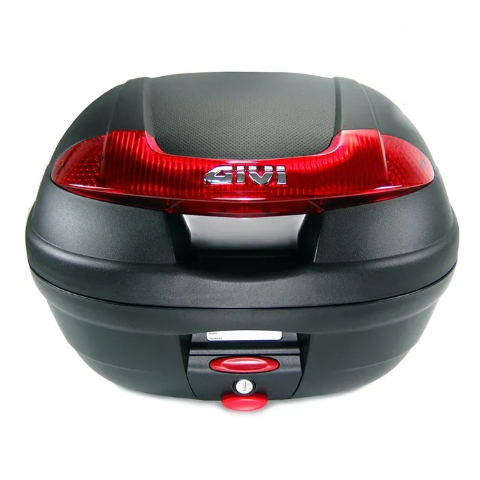 alt: Thùng sau Givi E340N cho xe Honda Winner 150, thể hiện sự kết hợp giữa thùng và baga, tạo nên sự chắc chắn và thẩm mỹ