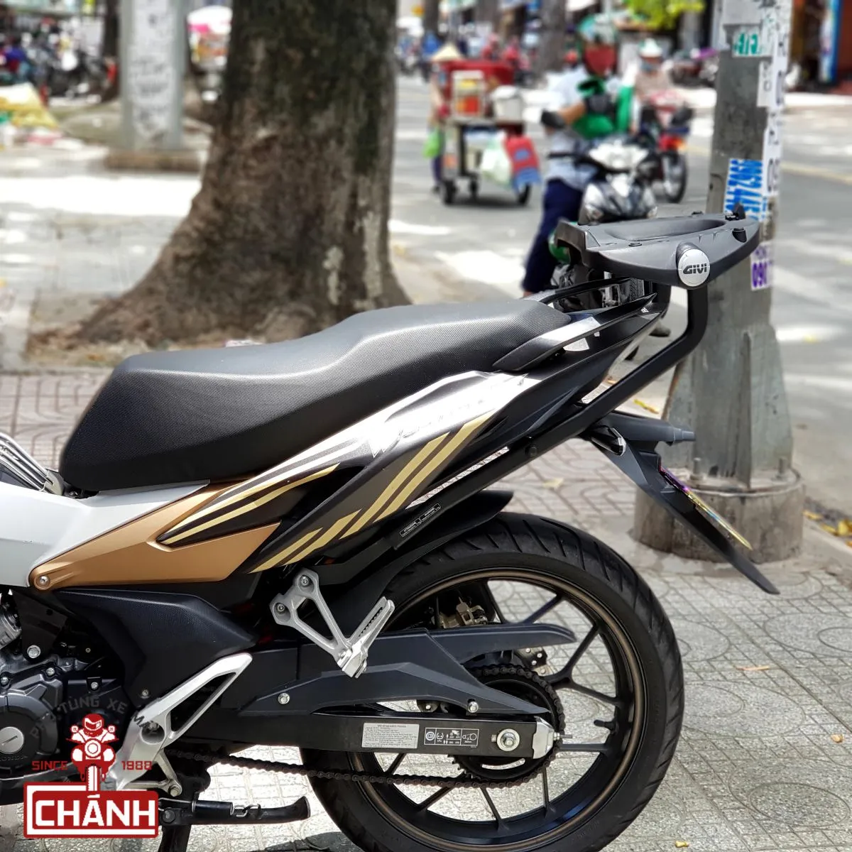 alt: Thùng sau và baga Givi đã được lắp đặt hoàn chỉnh trên xe Honda Winner 150, thể hiện sự hoàn thiện và sẵn sàng cho những chuyến đi