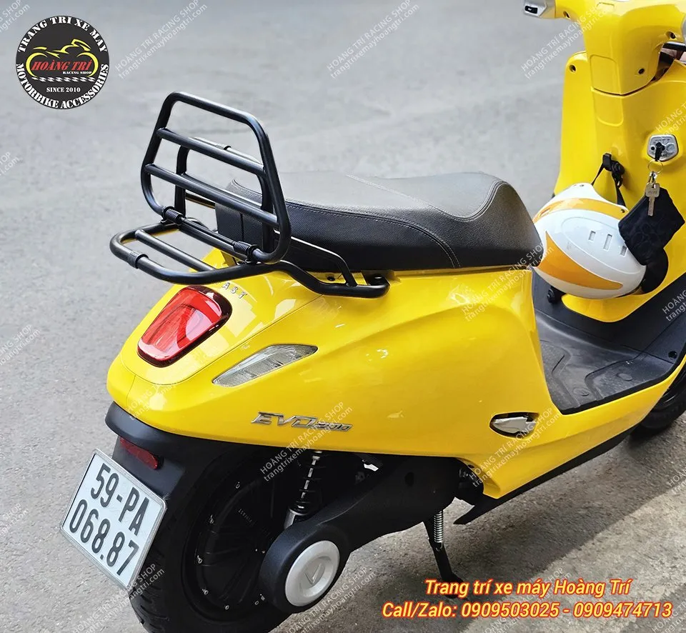 Baga sau VinFast EVO màu đen được lắp cho xe màu vàng