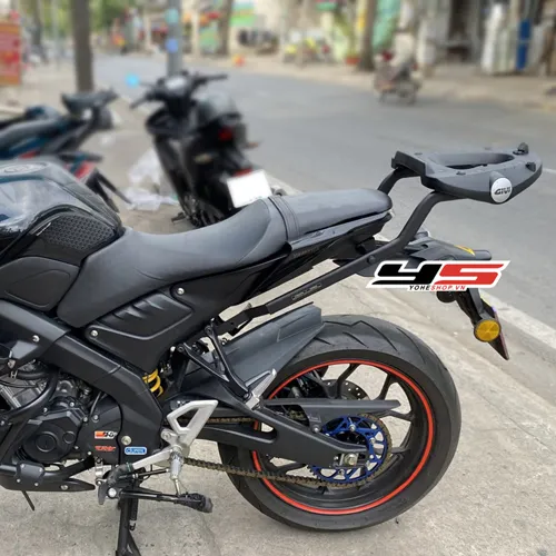 Baga sau Yamaha MT15 với thùng Givi