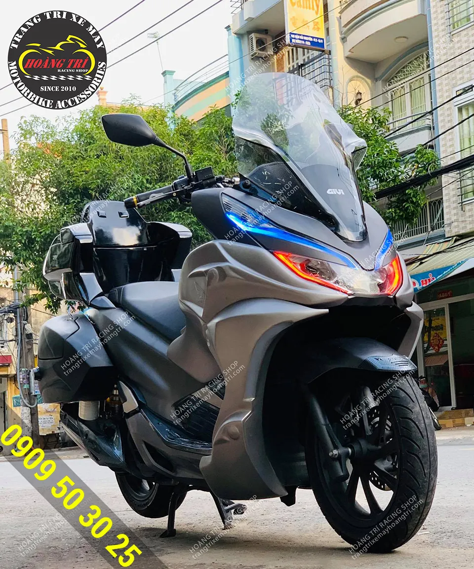 Bạn có thể thấy được thùng sidebox và thùng tựa lưng cũng đã được trang bị