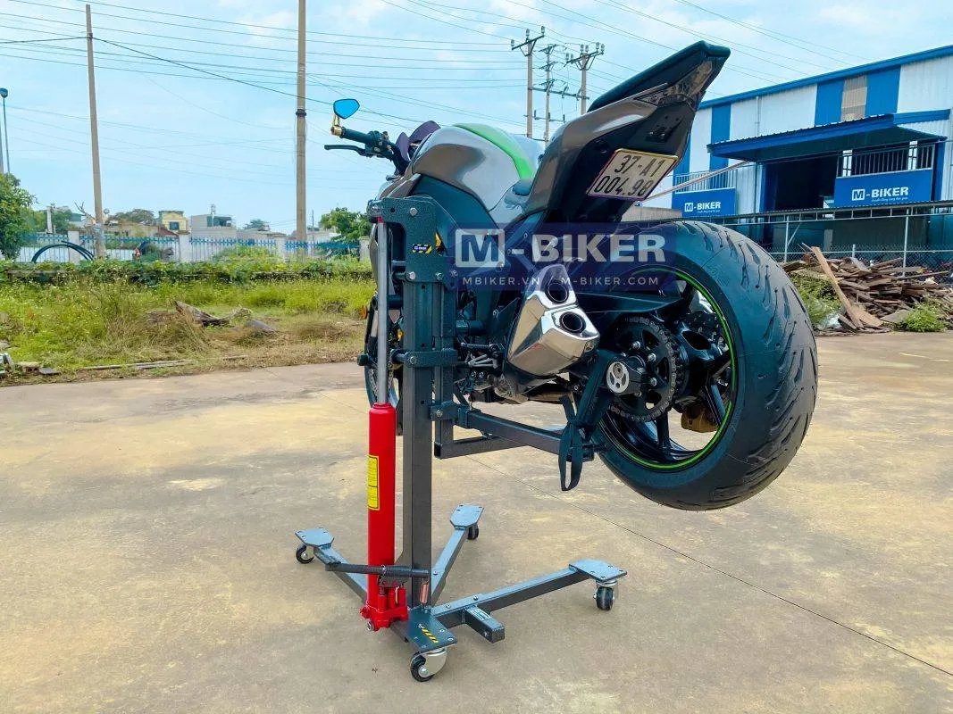 Bàn nâng thủy lực M-Biker đang nâng một chiếc xe motor