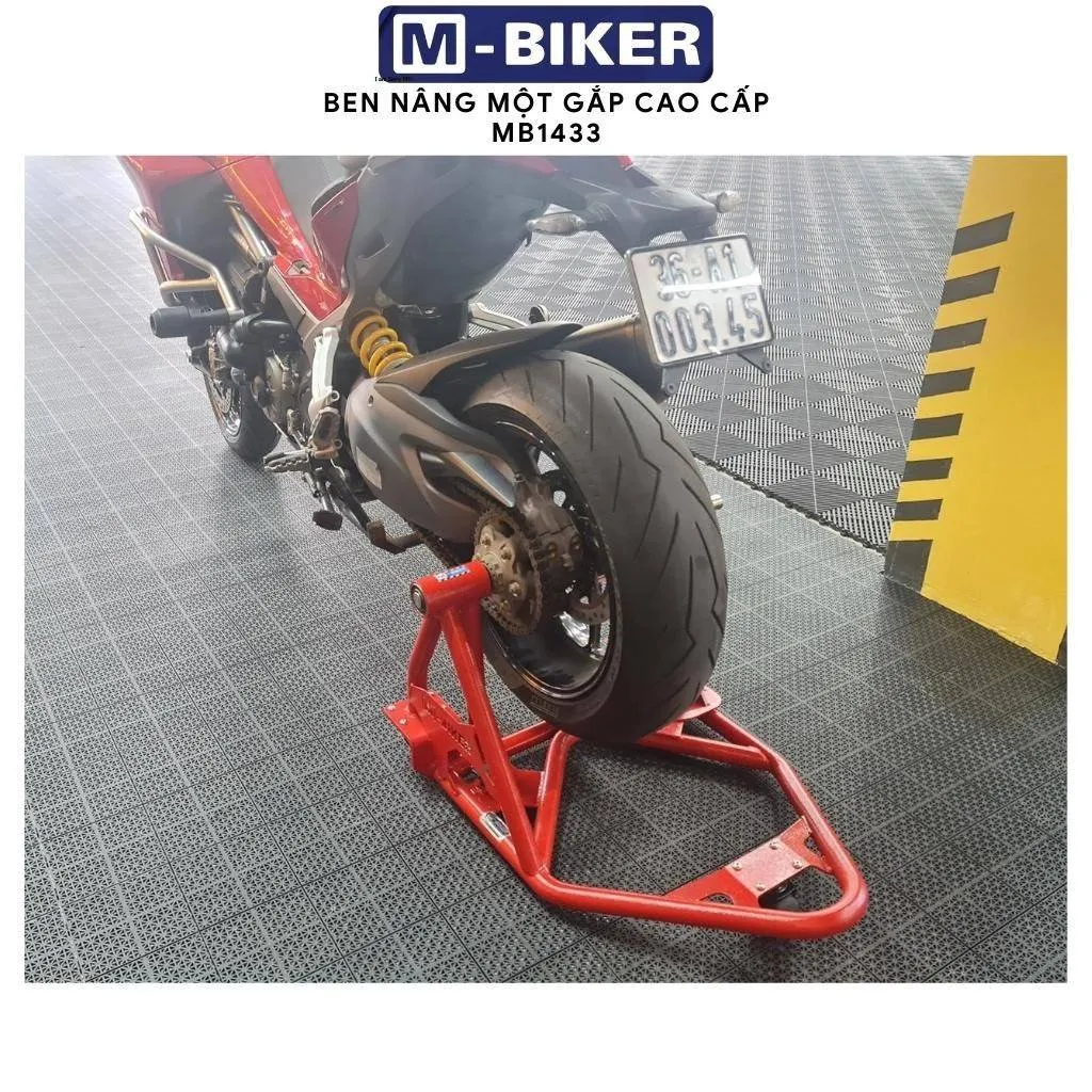 Ben nâng một gắp M-Biker đang nâng một chiếc xe moto