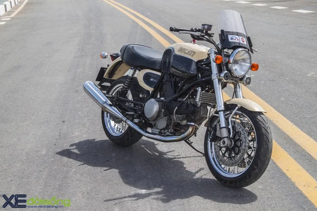 Cảm giác lái đầu tiên trên Ducati GT1000 là âm thanh từ cỗ máy 2 xy-lanh cực kì kích thích
