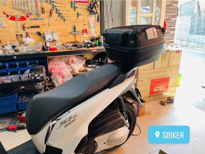 Cận cảnh thùng sau xe SH, thể hiện sự chắc chắn và tính thẩm mỹ