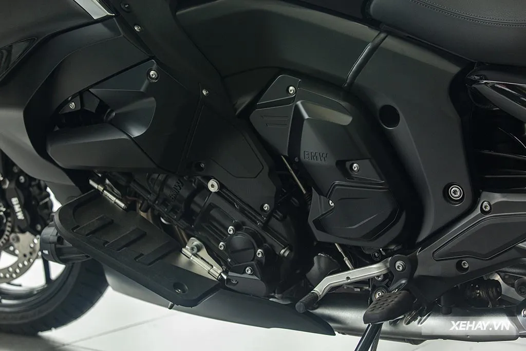 Chiếc BMW K 1600 GTL màu xanh được trang bị thùng sau và thùng hông, sẵn sàng cho những chuyến đi đường dài