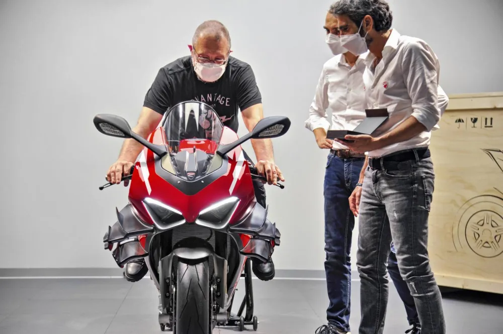 Chủ xe Ducati Superleggera V4 nhận xe từ CEO Ducati