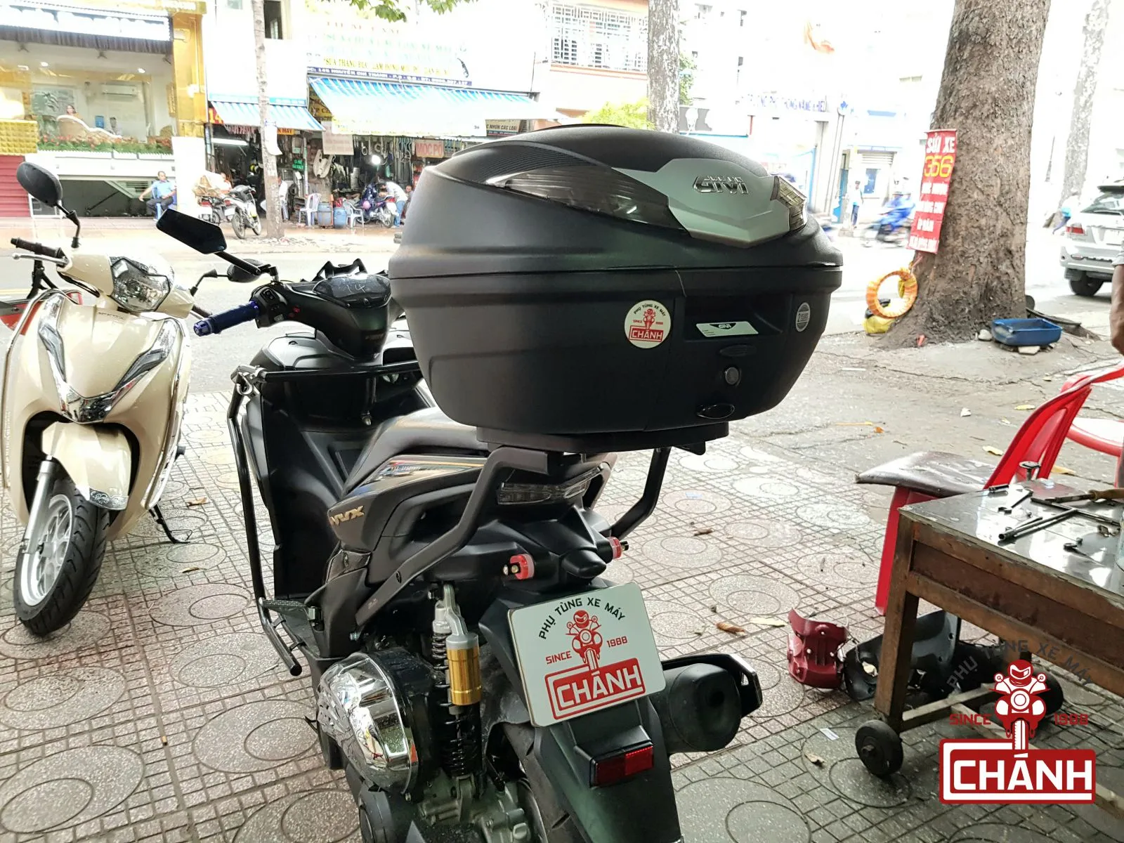 Combo thùng Givi B360NT và baga Givi SRV NVX 155 được lắp hoàn thiện lên xe Yamaha NVX 155