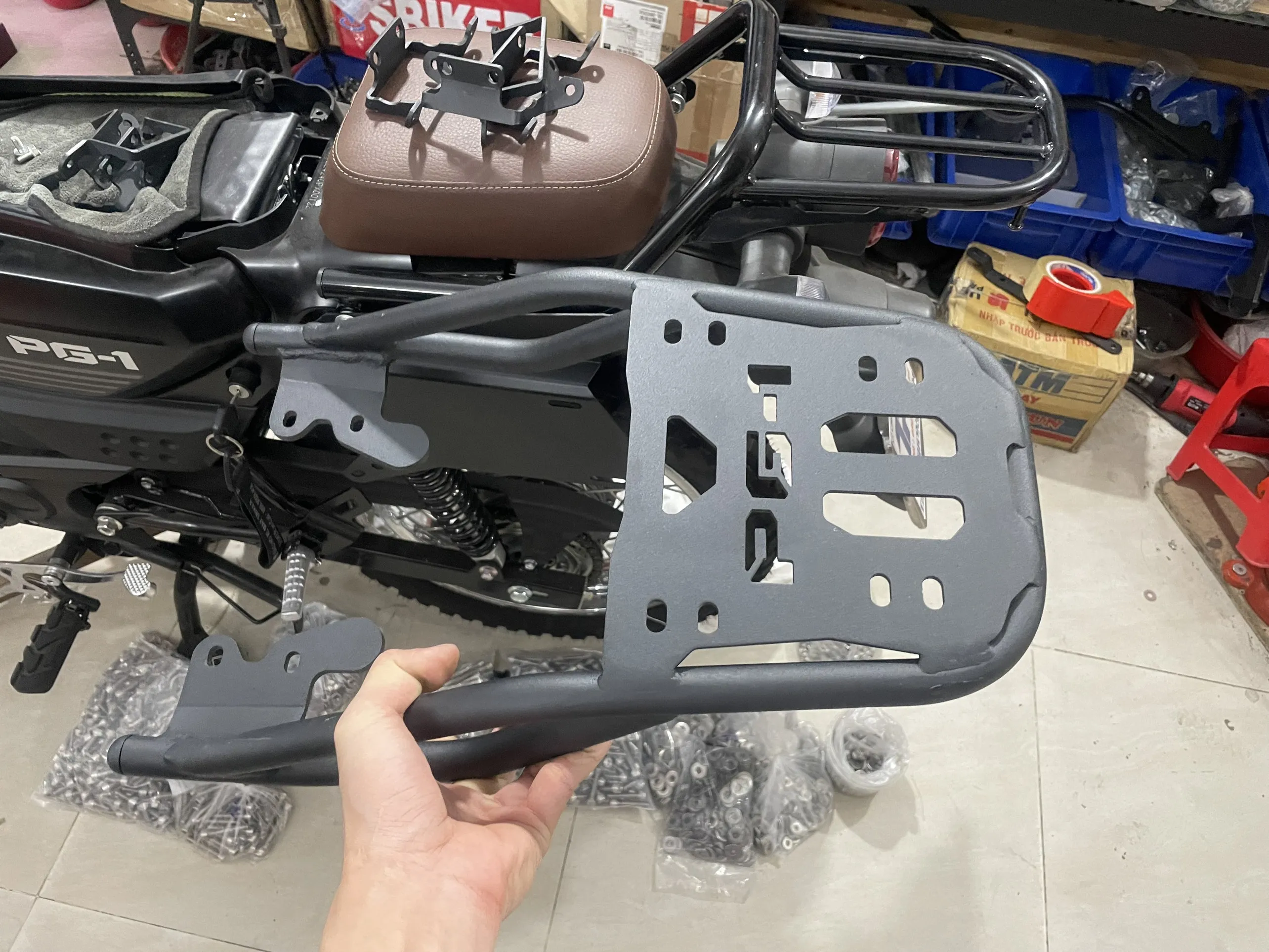 Đế thùng GIVI Honda PG-1 trên xe