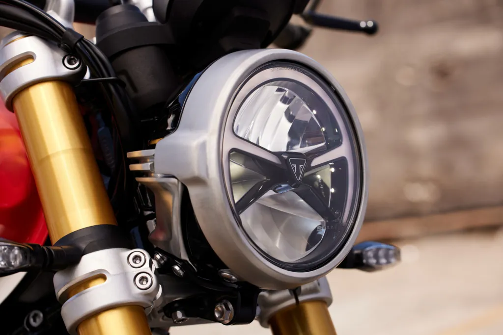 Đèn pha LED tròn trên Triumph Speed Twin 1200