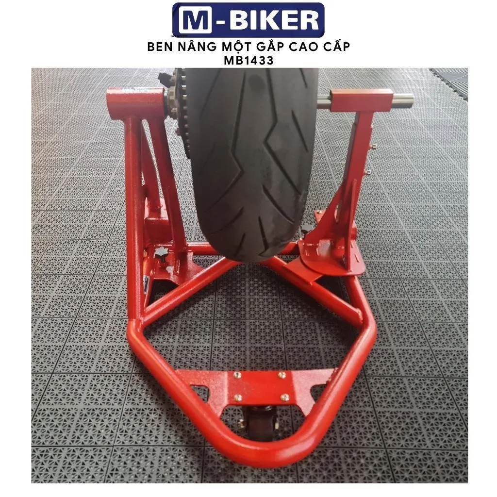 Hình ảnh ben nâng một gắp M-Biker được sơn màu xám titan và màu đỏ