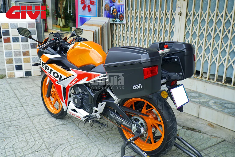 Honda CBR150R với thùng hông Givi