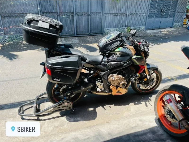 Honda CBR650R với bộ 3 thùng Givi, bao gồm thùng top và thùng hông