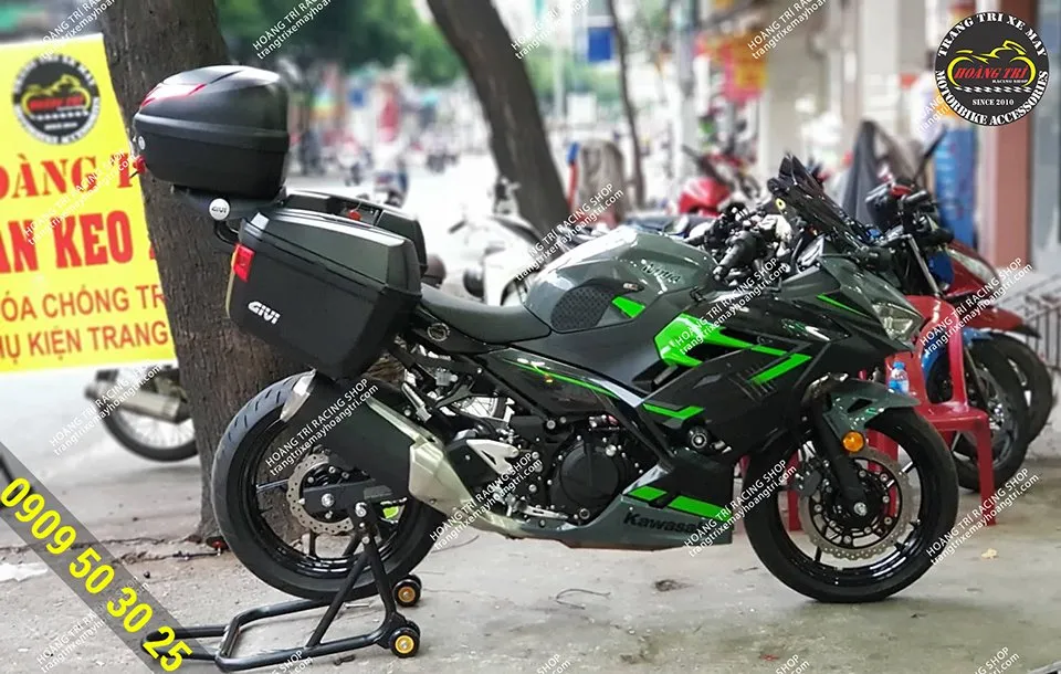 Kawasaki Ninja 400 lên full option thùng givi chính hãng