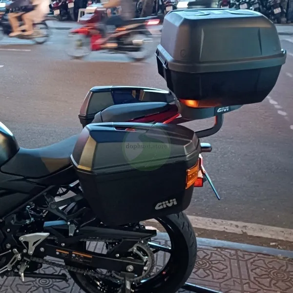 Kawasaki Z400 với baga thùng hông Givi