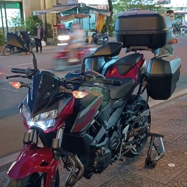 Kawasaki Z400 với bộ thùng đôi Givi E22N-S