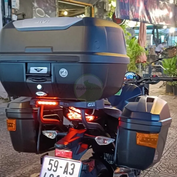 Kawasaki Z400 với thùng top Givi E43NTL