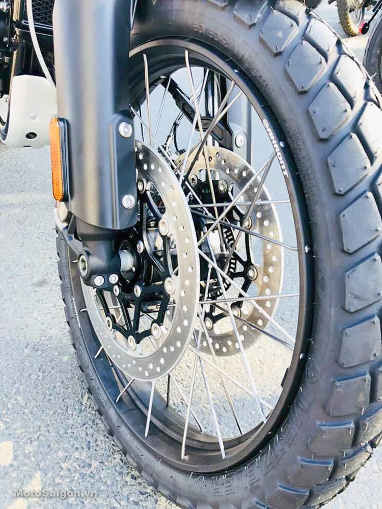 Một chiếc Triumph Scrambler 1200 được trang bị thùng sau và một số phụ kiện khác, sẵn sàng cho những chuyến phiêu lưu