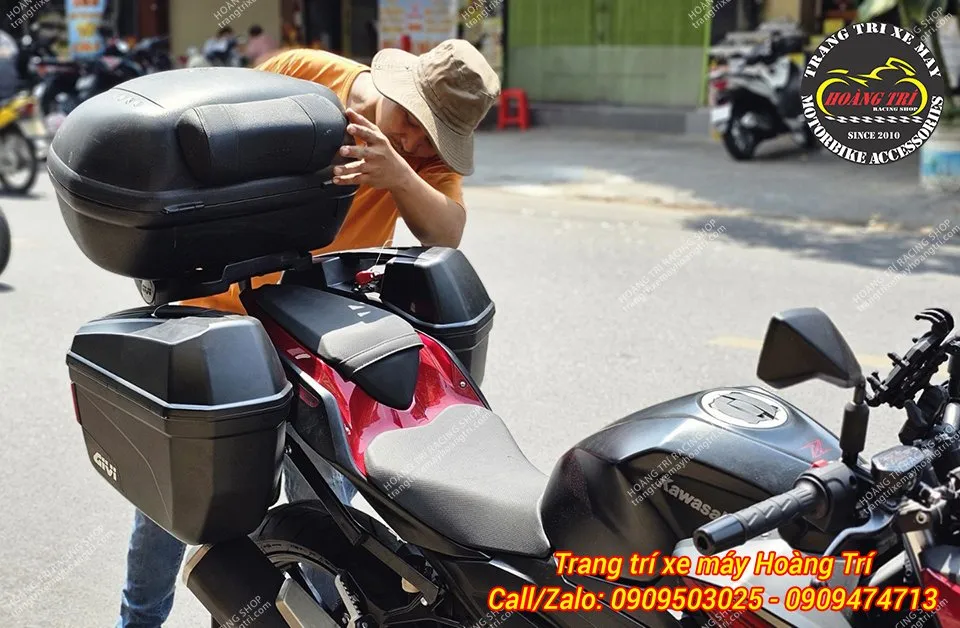 Nhân viên đang lắp đặt bộ 3 thùng cho xe Kawasaki Z400