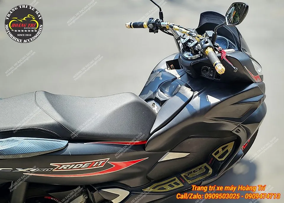 Phần sườn trên trông rất hầm hố, đẳng cấp với Top box phong cách Gold Wing