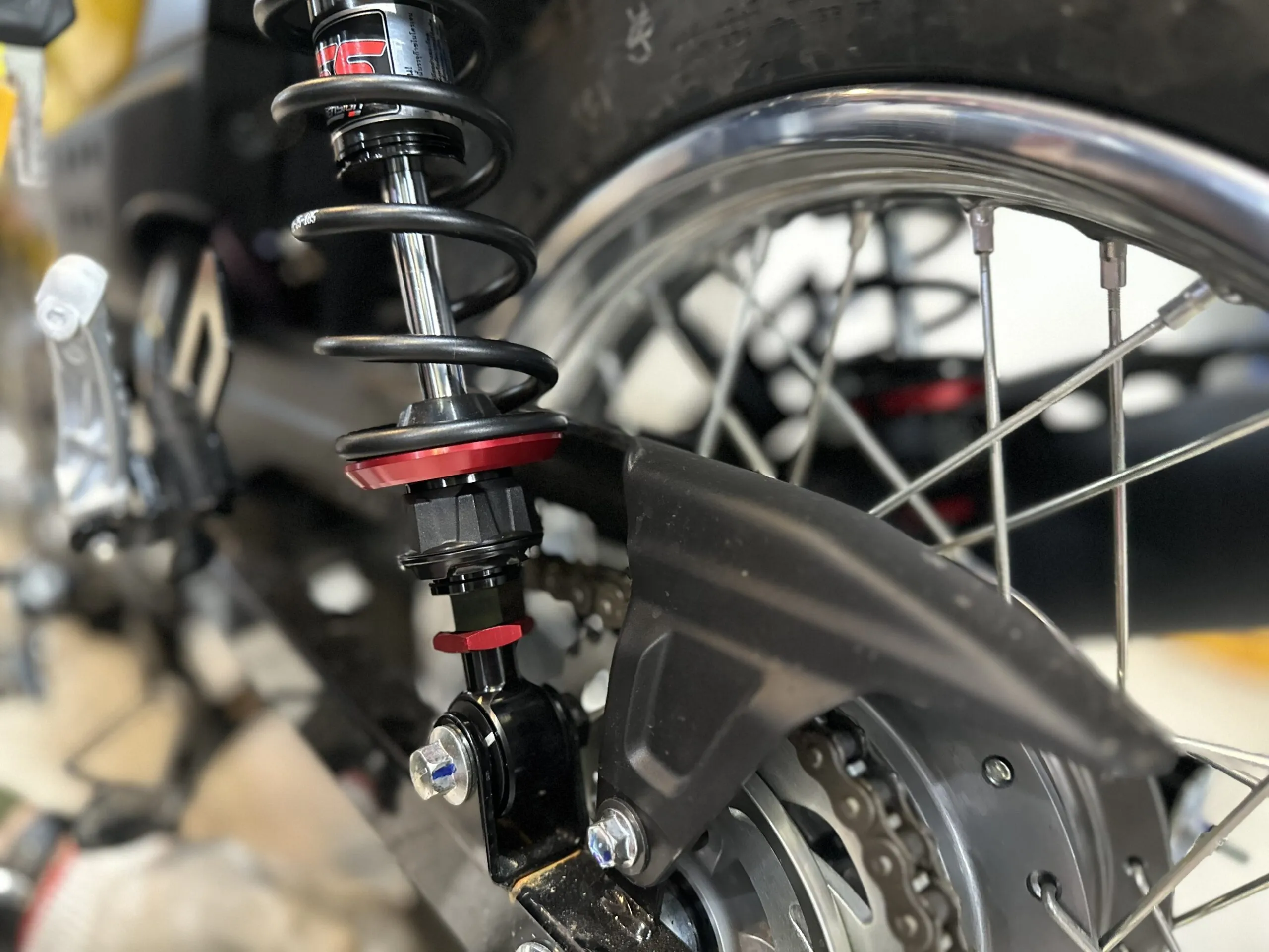 Sản phẩm có núm chính rebound trên thân phuộc