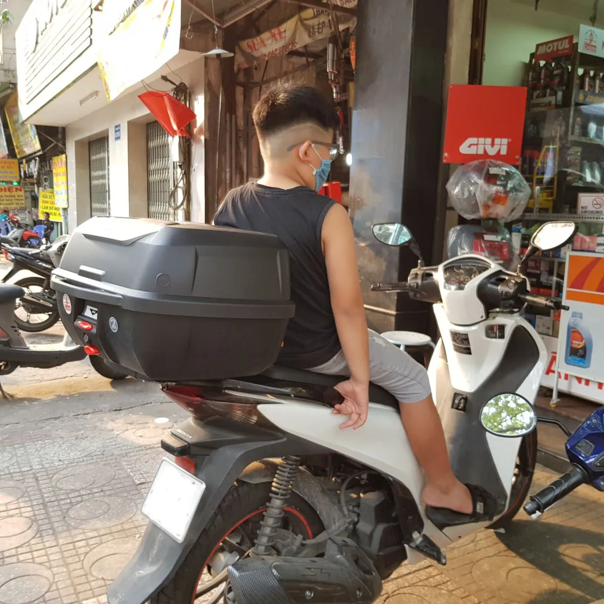Thùng đựng đồ xe máy Givi E43NTL được gắn lên Honda SH 150i