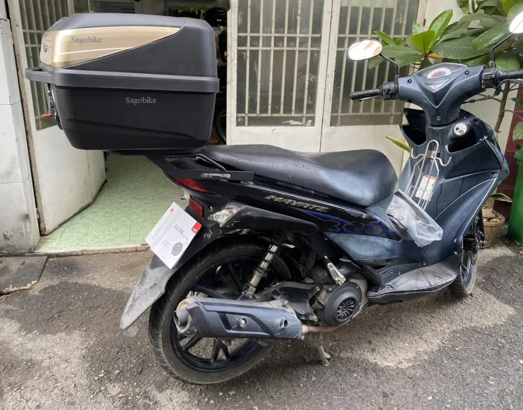 Thùng Givi B32 Gold lắp trên xe Suzuki Hayate, thể hiện vẻ ngoài chắc chắn và phong cách
