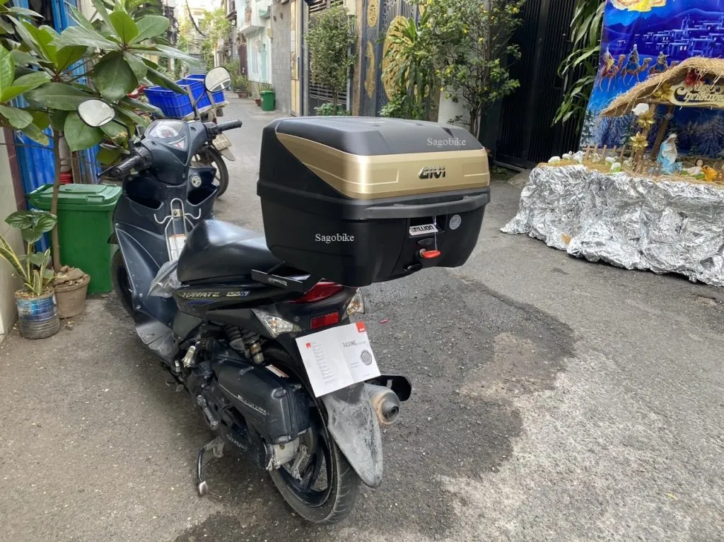 Thùng Givi B32 Gold với thiết kế vuông vắn và khóa trong an toàn, cùng với các phụ kiện đi kèm