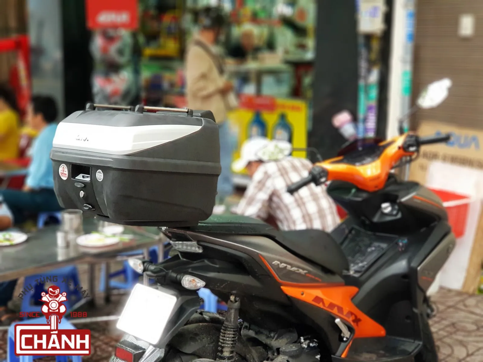 Thùng Givi B32N Adv được lắp đặt hoàn chỉnh trên xe Yamaha NVX