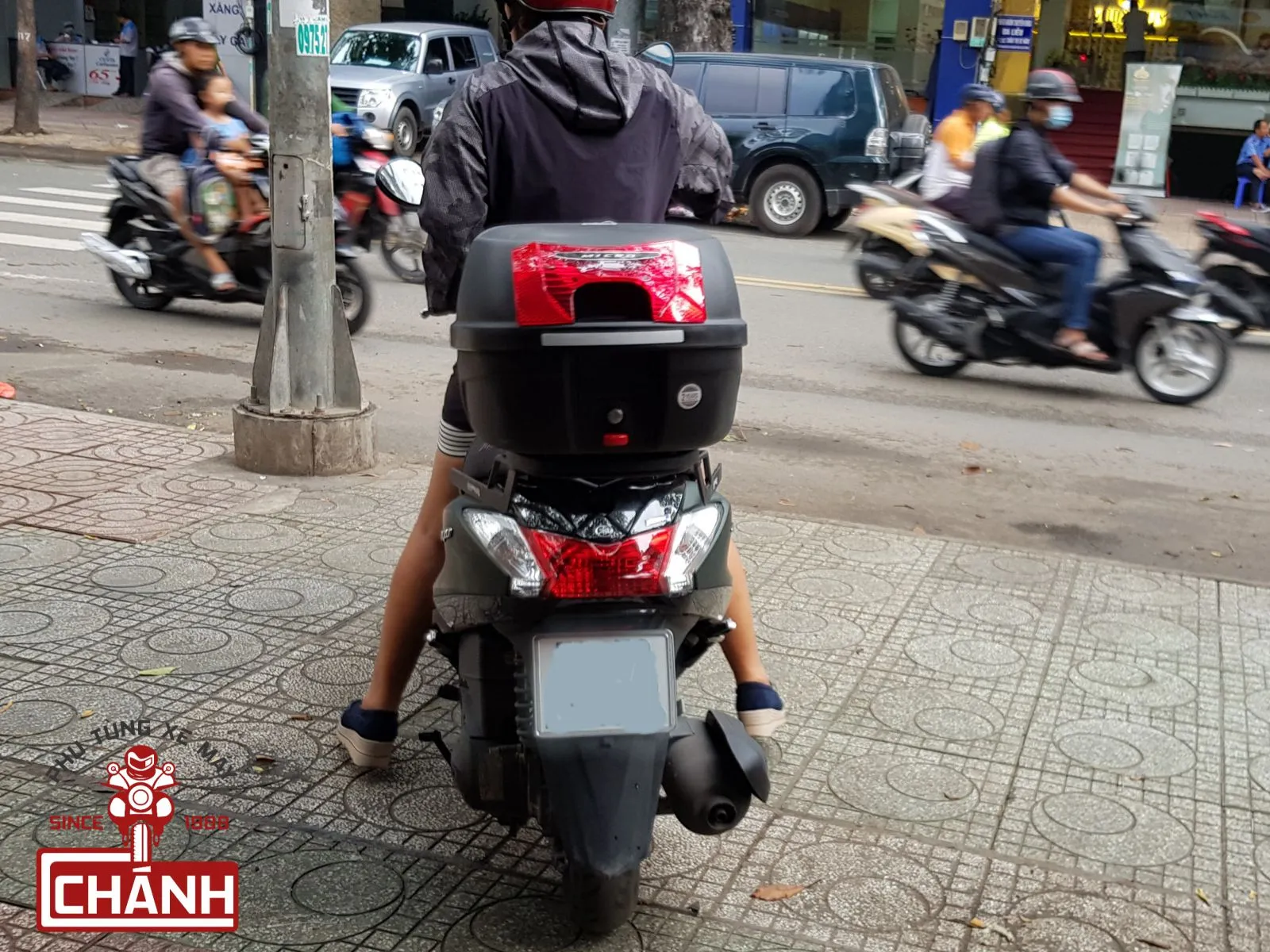 Thung-Givi-cho-xe-Yamaha-Acruzo-2a