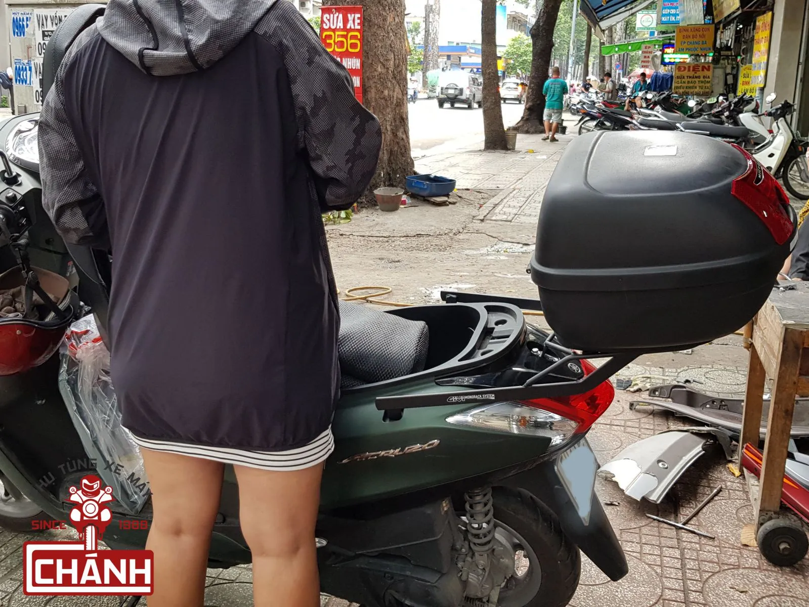 Thung-Givi-cho-xe-Yamaha-Acruzo-4a