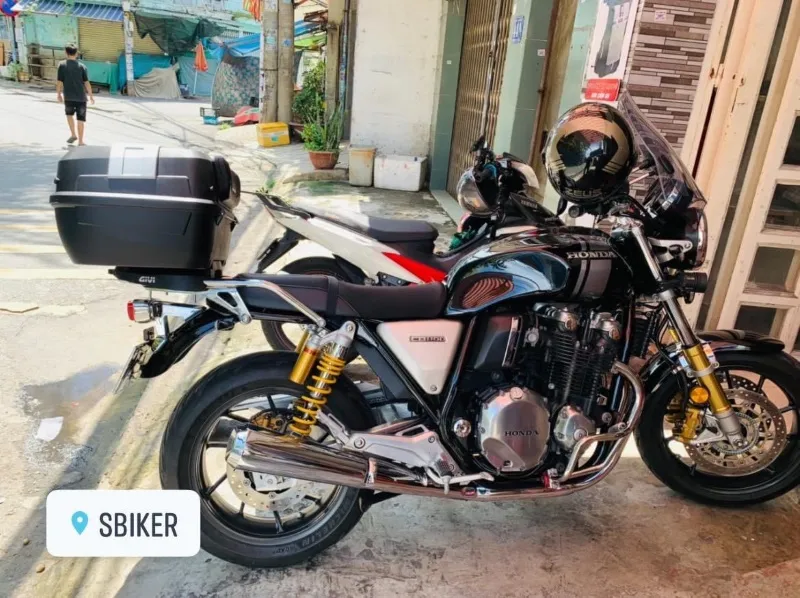 Thùng Givi E20N gắn sau xe Honda CB1100
