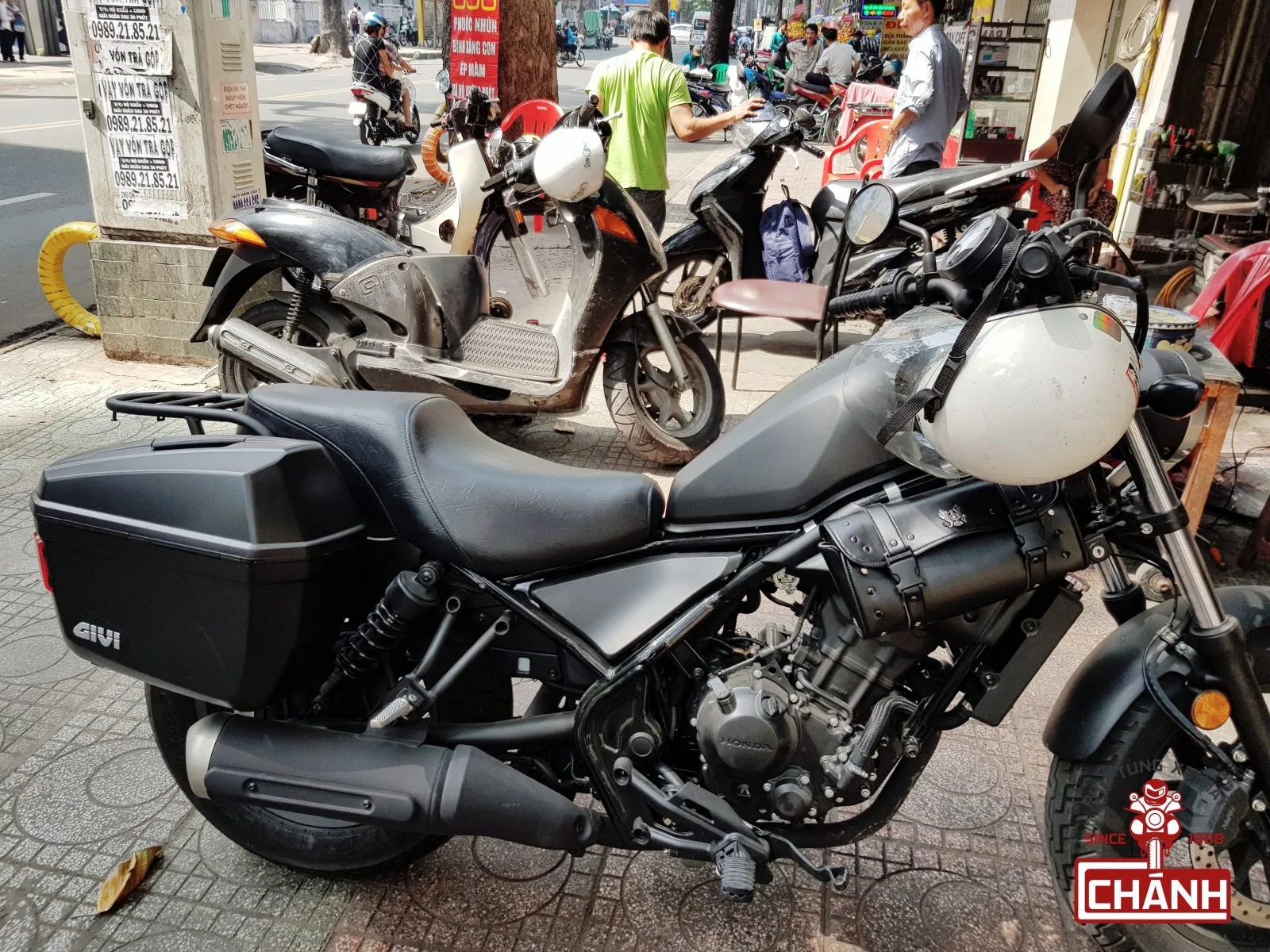 Thùng Givi E22N gắn cho Honda Rebel 300