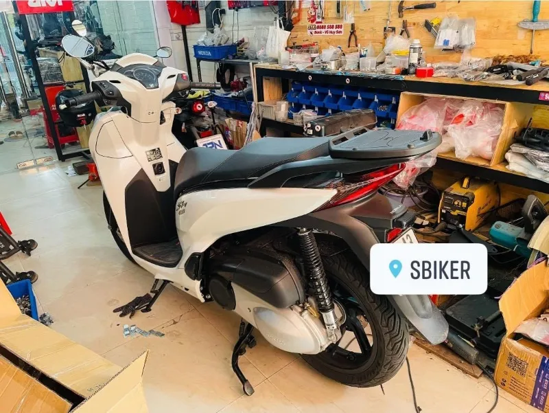 Thùng Givi E43N trên Honda SH, dung tích lớn, chứa được nhiều đồ hơn