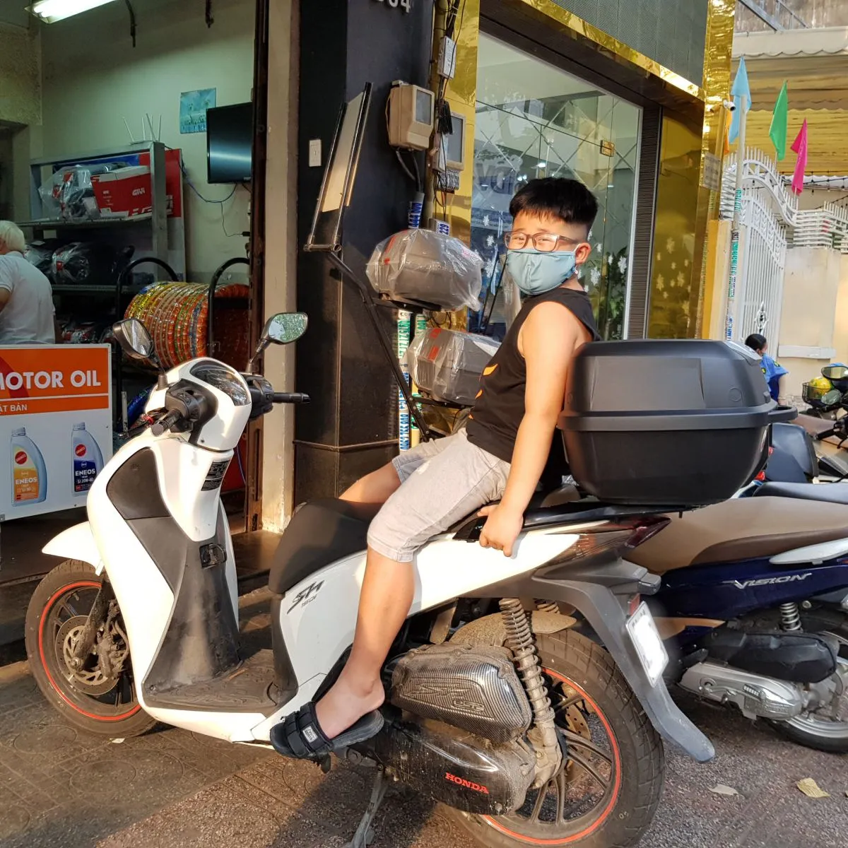 Thùng Givi E43NTL và đế nhựa MP70N được lắp hoàn thiện trên xe Honda SH 150i