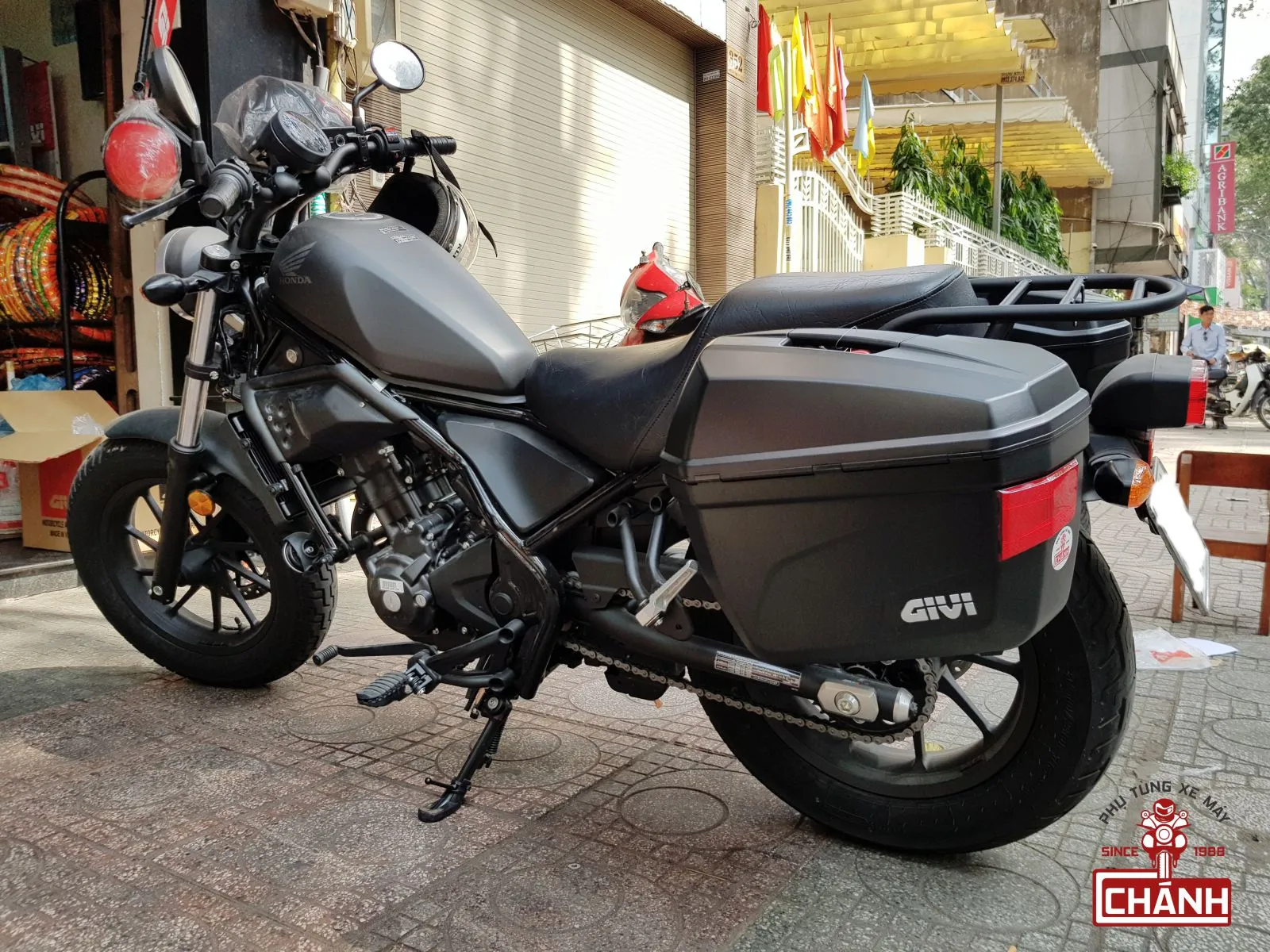 Thùng hông Givi E22n chính hãng gắn cho xe Honda Rebel 300