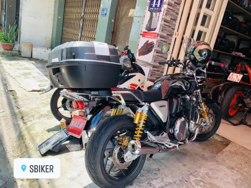 Thùng hông Givi E22N gắn cho Honda CB1100