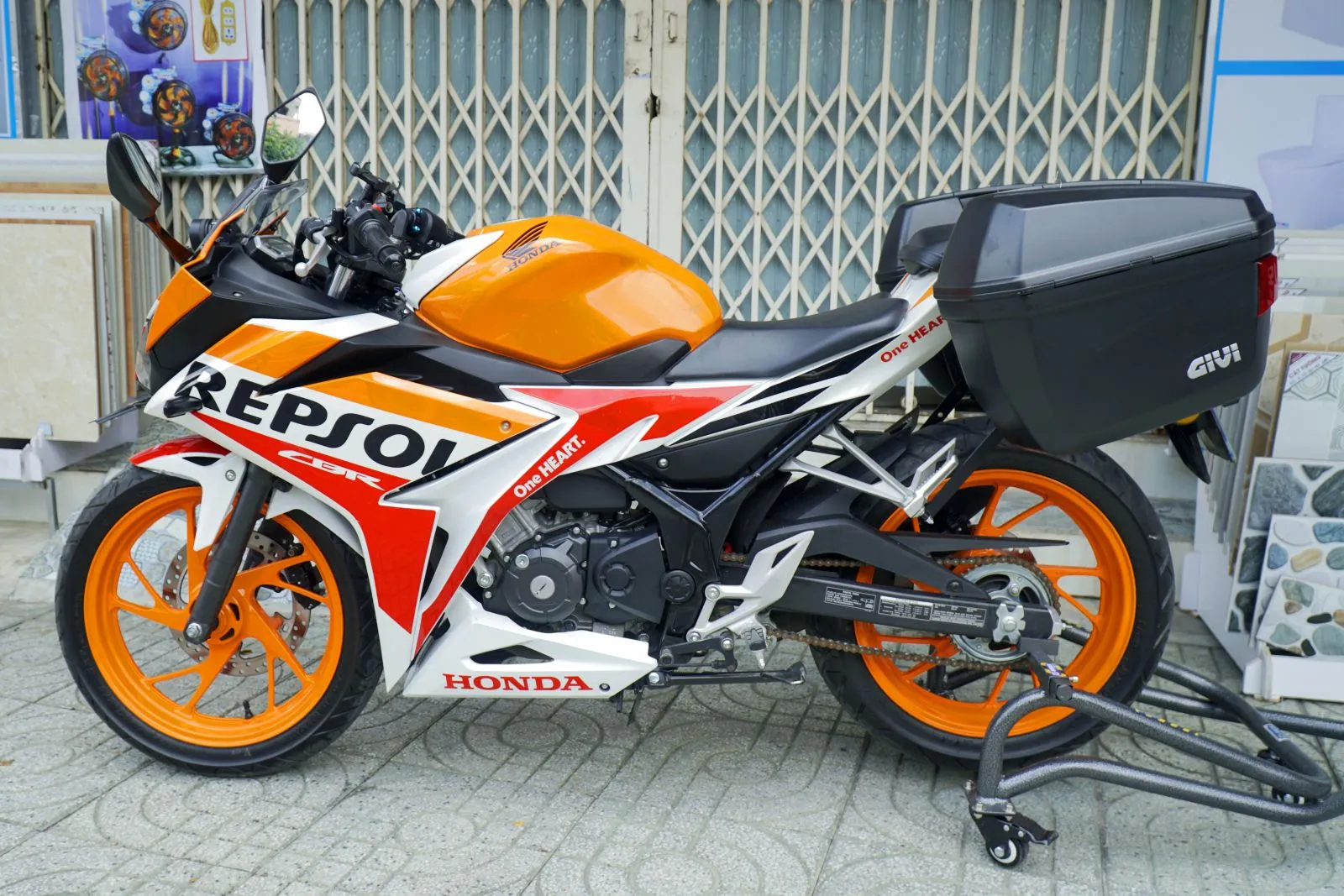 Thùng hông Givi E22N