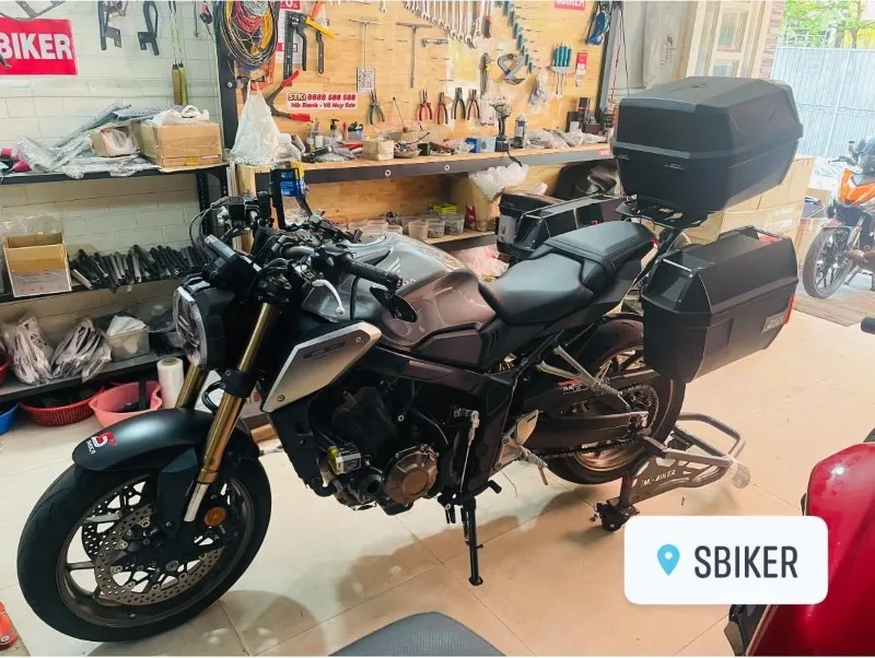 Thùng hông Givi E23N trên Honda CBR650R