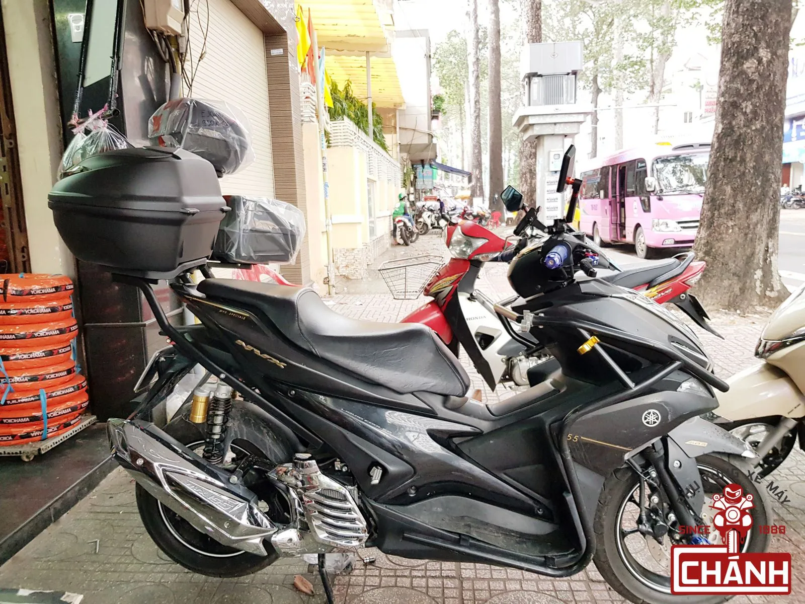 Thùng sau Givi cho xe Yamaha NVX 155 đã được lắp hoàn thiện