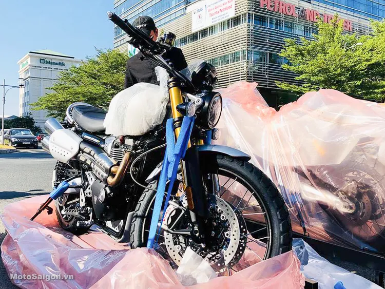 Thùng sau Triumph Scrambler 1200 được gắn trên xe, thể hiện sự hài hòa về thiết kế và tăng tính tiện dụng