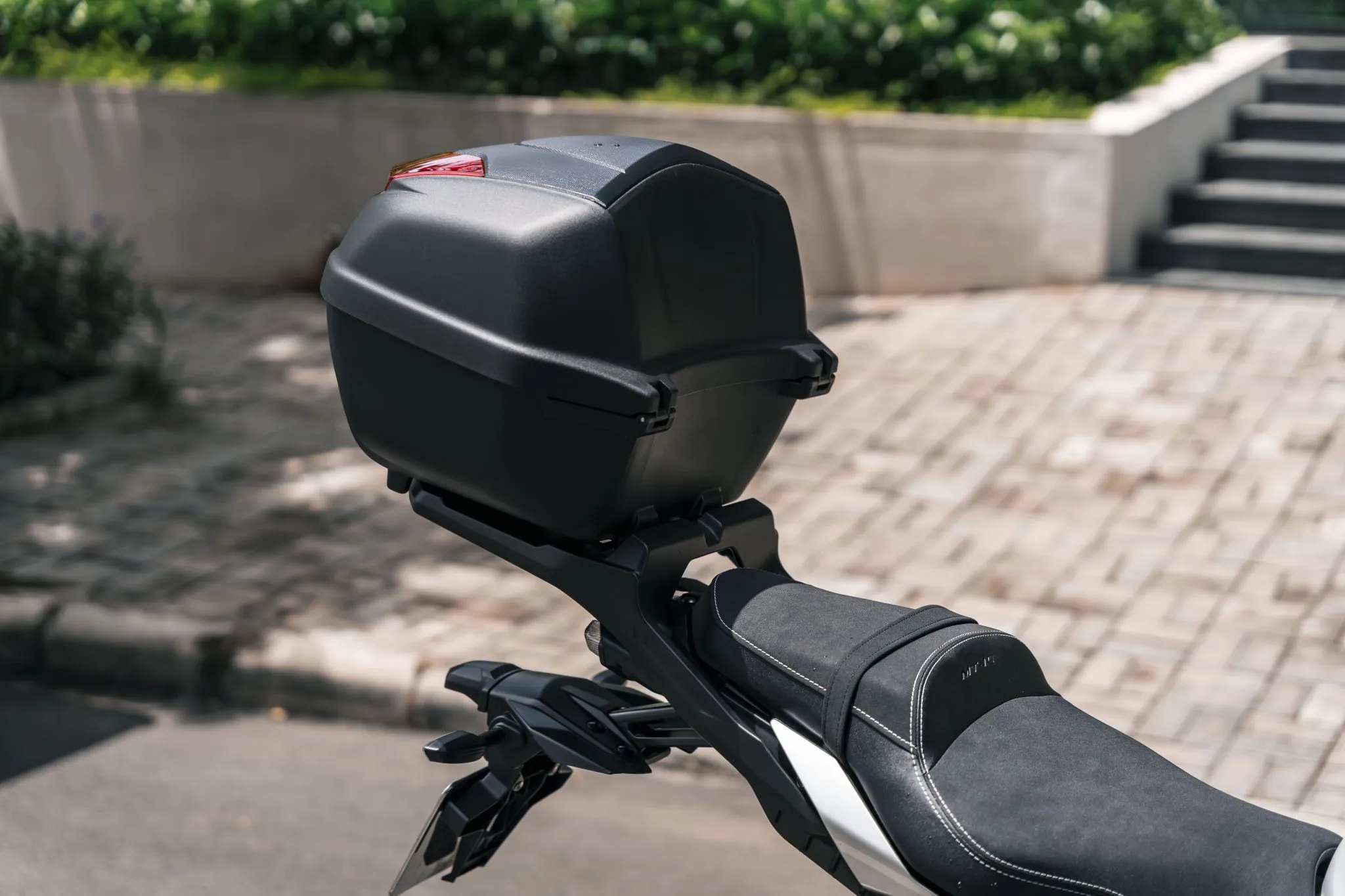 Thùng sau xe máy Yamaha MT-10 tăng không gian chứa đồ