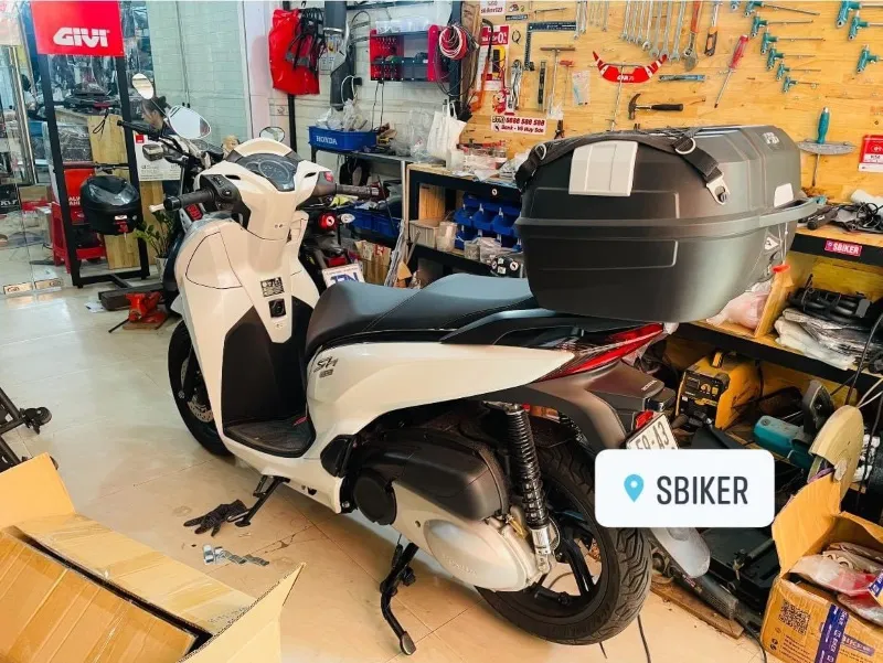 Thùng sau xe SH, góc nhìn trực diện, thể hiện sự hài hòa với tổng thể xe