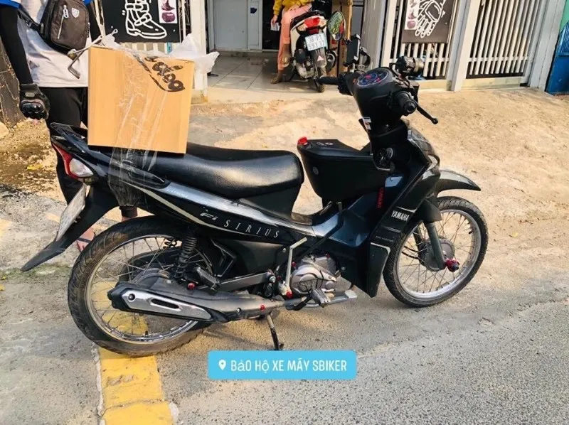 Thùng top Givi với thiết kế hiện đại, tăng thêm vẻ hầm hố cho chiếc Yamaha Sirius RC Fi